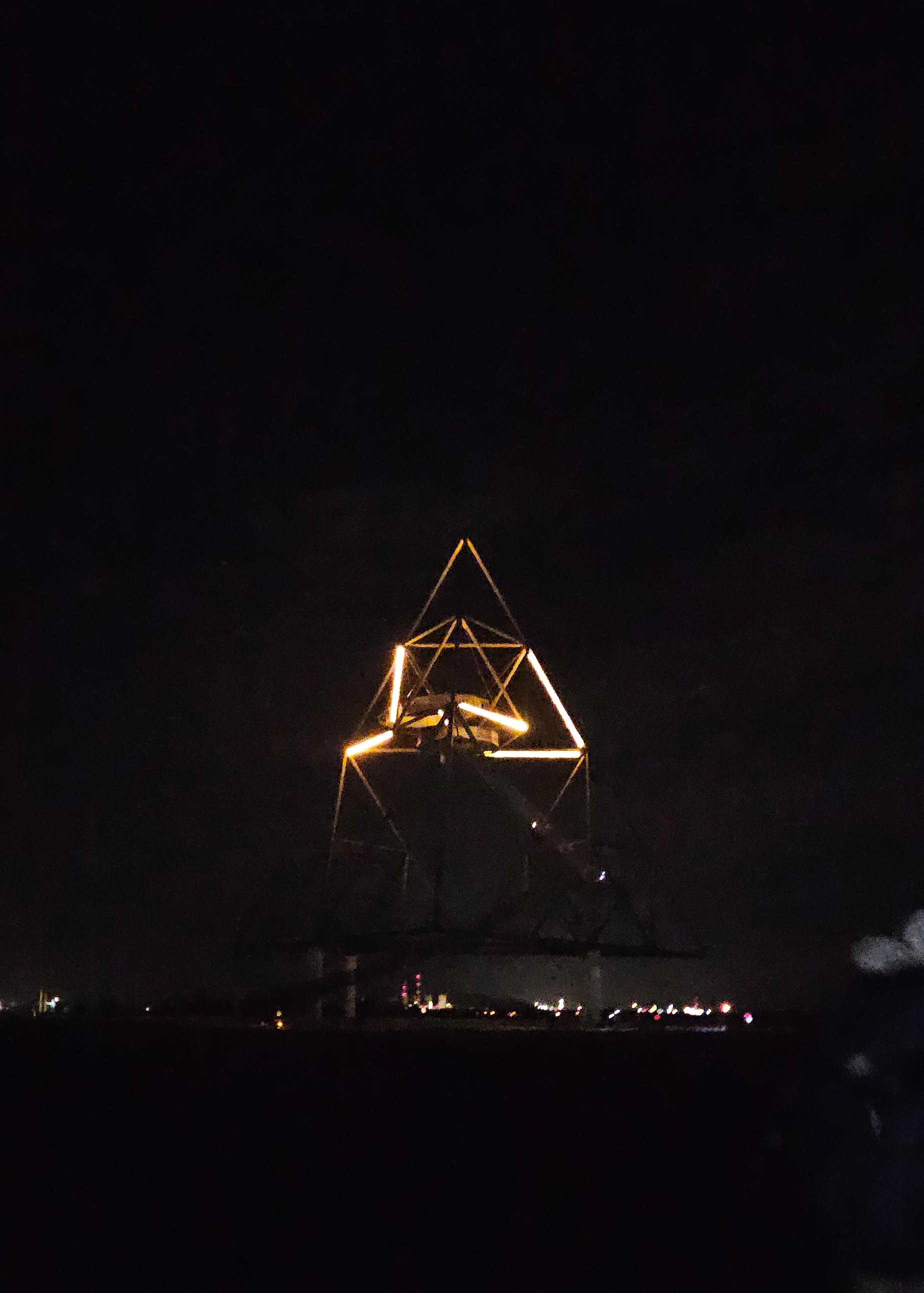 Tetraeder Denkmal in der Nacht